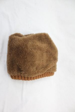 gorro punto con pompon marron