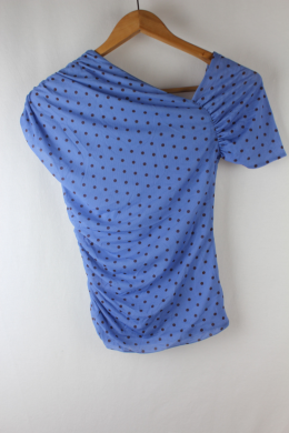 Blusa asimetrica tul lunares azul