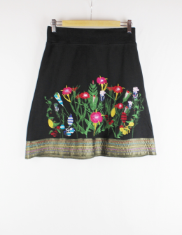 falda bordada desigual