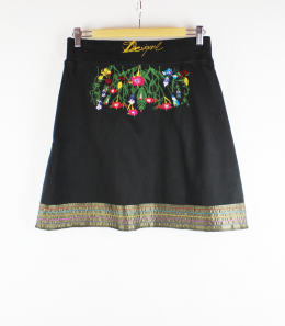 falda bordada desigual
