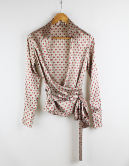 blusa satinada estampada