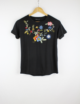 camiseta bordada stradivarius s