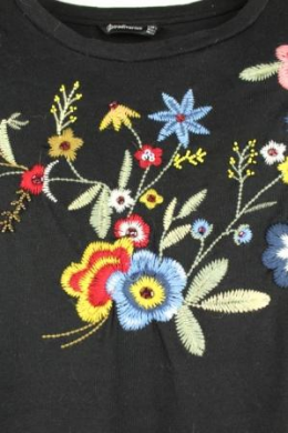 camiseta bordada stradivarius s