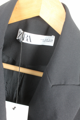 americana cruzada de color negro zara
