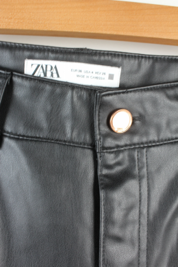 pantalon efecto piel zara