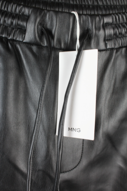 Pantalon jogger efecto piel mango