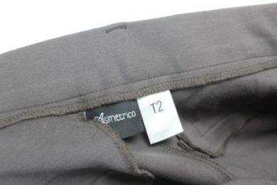 pantalon tipo leggins marron asimetrico
