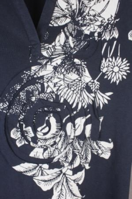 camiseta negra estampada blay punt