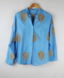 camisa azul bordada 