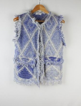 chaleco punto azul y blanco