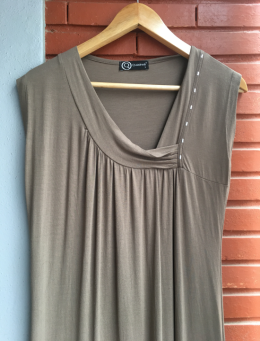 Vestido sin mangas. Quadrelli