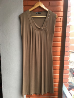 Vestido sin mangas. Quadrelli