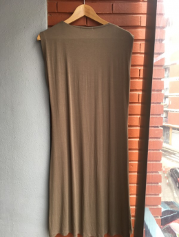 Vestido sin mangas. Quadrelli