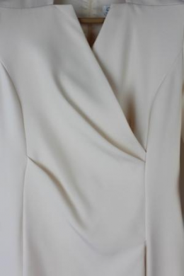vestido drapeado beige